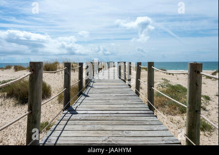 Sol en bois boarwalk sur Praia de Cabanas, Portugal Banque D'Images