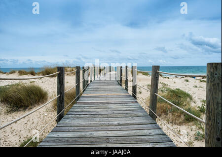 Sol en bois boarwalk sur Praia de Cabanas, Portugal Banque D'Images