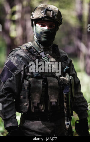 Portrait d'un homme en tenue de camouflage Banque D'Images