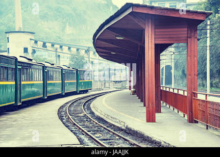 Soir sur la station Yuejin à voie étroite par le point de chargement de charbon. Jiayang région minière. La province du Sichuan. La Chine. Banque D'Images