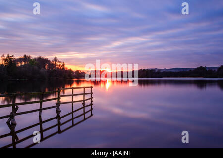 Le soleil se couche sur Balgavies Loch Banque D'Images