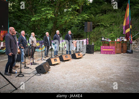 Fisherman's Friends singing Trebah Garden amphithéâtre à Cornwall. Banque D'Images