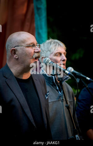 Jon Cleave et John McDonnell de Fisherman's Friends singing Trebah Garden amphithéâtre à Cornwall. Banque D'Images