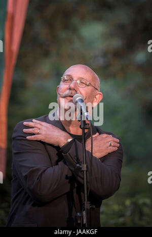 Jon Cleave de Fisherman's Friends singing Trebah Garden amphithéâtre à Cornwall. Banque D'Images