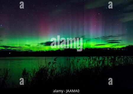 Northern Lights sur Balgavies Loch, près de Forfar Banque D'Images