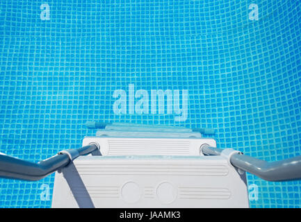 L'échelle de la piscine et de l'eau vu d'en haut Banque D'Images