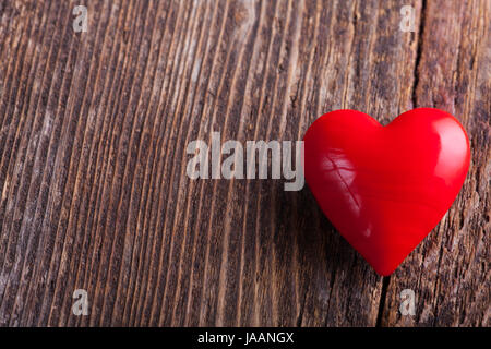 Rotes Herz auf groben Holz Banque D'Images