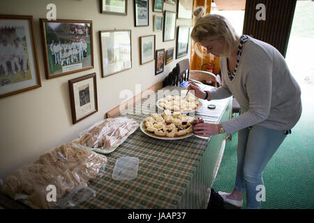 Des scones sont préparés dans le club house pendant un match amical entre Cravens Cavaliers et Lynton & Lynmouth Cricket Club à leur base au sol à l'intérieur de la Vallée des Roches, North Devon. Banque D'Images