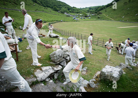 Les joueurs se serrent la main au moment de leur arrivée pour le thé pendant un match amical entre Cravens Cavaliers et Lynton & Lynmouth Cricket Club à leur base au sol à l'intérieur de la Vallée des Roches, North Devon. Banque D'Images
