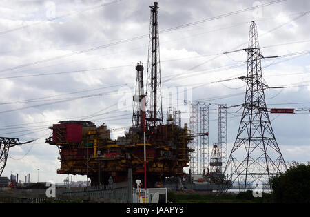 Brent de la mer du Nord Delta mis hors service Shell Oil Rig dans la plate-forme mesure UK Port Seaton Hartlepool en attente de démontage et de recyclage Banque D'Images