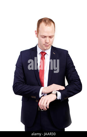 Homme d'affaires en costume et cravate rouge contrôle de temps sur sa montre-bracelet. mens part avec une montre, montre sur une main d'homme, les droits de l'époux, mariage prepar Banque D'Images