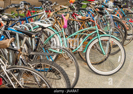 Montréal, Canada - 03 juin 2017 : Des vélos stationnés à la place Gérald-Godin Banque D'Images