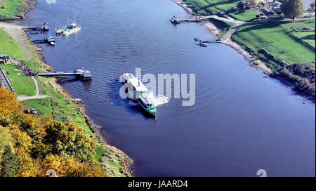 Blick auf die Elbe ; bunte Laubwälder, auf der Elbe ein der Sächsischen Dampfschifffahrt Dampfer Vue sur l'Elbe, colorées de forêts de feuillus, sur un bateau à vapeur de l'Elbe le Saxon Steamship Company Banque D'Images