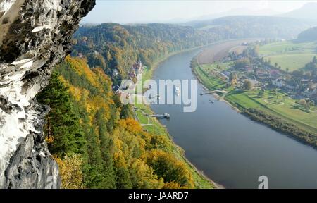 Blick von der Bastei auf die Elbe ; bunte Laubwälder, auf der Elbe ein der Sächsischen Dampfschifffahrt Dampfer ; Vue de la Bastei sur l'Elbe, colorées de forêts de feuillus, sur un bateau à vapeur de l'Elbe le Saxon Steamship Company Banque D'Images