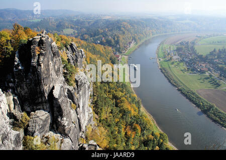 Blick von der Bastei auf die Elbe ; bunte Laubwälder, auf der Elbe ein der Sächsischen Dampfschifffahrt Dampfer ; Vue de la Bastei sur l'Elbe, colorées de forêts de feuillus, sur un bateau à vapeur de l'Elbe le Saxon Steamship Company Banque D'Images