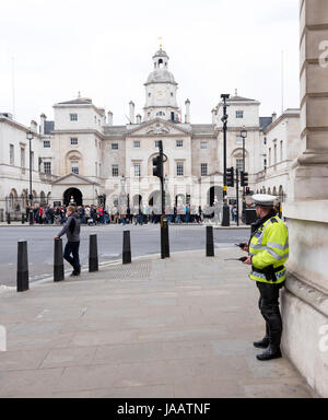 Londres, Royaume-Uni, 7 mai 2017 : policier avec talkie walkie monte la garde près de Horse Guards of london Banque D'Images