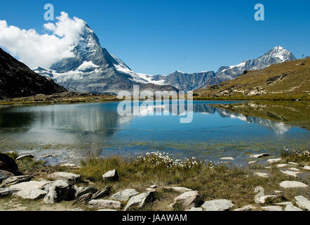 Lac Riffelsee avec Cervin reflète dans l'arrière-plan, Zermatt Banque D'Images