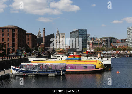 Le soleil brille sur l'Albert Dock de Liverpool, Merseyside, Royaume-Uni. Banque D'Images