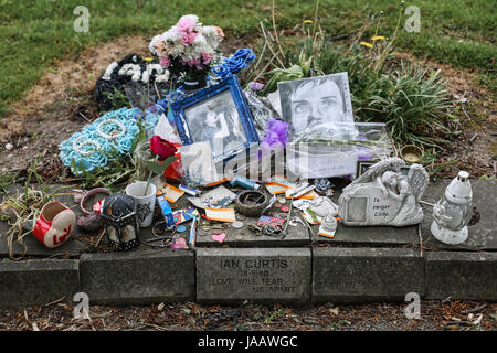 Ian Curtis' memorial stone à Macclesfield crématorium à Macclesfield, Cheshire, Royaume-Uni. L'auteur-compositeur-interprète et musicien était mieux connu comme th Banque D'Images