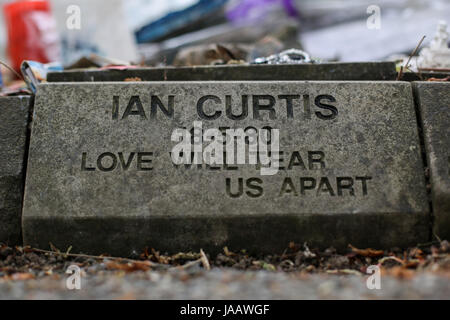 Ian Curtis' memorial stone à Macclesfield crématorium à Macclesfield, Cheshire, Royaume-Uni. L'auteur-compositeur-interprète et musicien était mieux connu comme th Banque D'Images