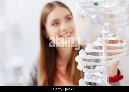 Magie du corps humain. Dame passionnés actifs émotionnel l'étude de la structure de l'ADN humain qui suit des cours dans l'université et d'être enthusia Banque D'Images