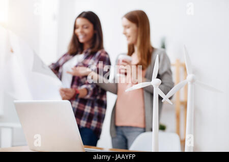 Projet ambitieux. Les jeunes ingénieurs talentueux motivé à la recherche à l'empreinte des éoliennes tout en travaillant sur leur nouveau projet et la création d'un effi Banque D'Images