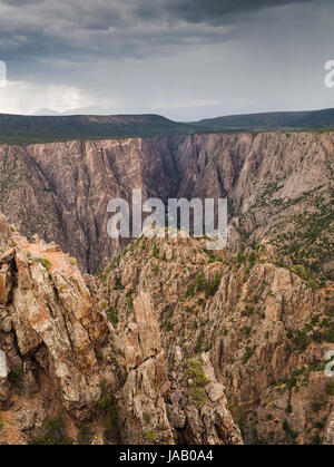 Bord de la 'Black Canyon of the Gunnison' National Park (Californie, USA) avec la Gunnison River vers le bas dans le canyon. Banque D'Images