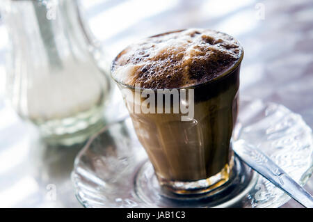 Café macchiato dans coffee shop, Addis Abeba, Ethiopie Banque D'Images