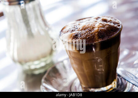 Café macchiato dans coffee shop, Addis Abeba, Ethiopie Banque D'Images