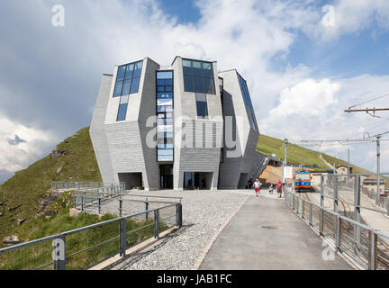 La station de train au sommet du Monte Generoso (Generoso) Chemin de fer. Sur la gauche 'Il fiore di Pietra" (La Fleur de pierre) complexe, conçu par S Banque D'Images