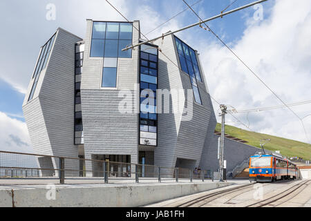 La station de train au sommet du Monte Generoso (Generoso) Chemin de fer. Sur la gauche 'Il fiore di Pietra" (La Fleur de pierre) complexe, conçu par S Banque D'Images