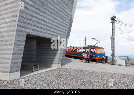 La station de train au sommet du Monte Generoso (Generoso) Chemin de fer. Sur la gauche 'Il fiore di Pietra" (La Fleur de pierre) complexe, conçu par S Banque D'Images