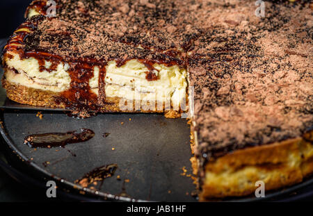 Gâteau au fromage avec du chocolat râpé. Banque D'Images