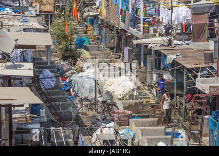 Editorial : Mumbai, Maharashtra, Inde, 12 avril 2017 - Laver les plumes du Mahalaxmi Dhobi Ghat open air laverie à Mumbai Banque D'Images