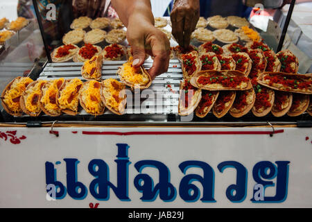 Bangkok, Thaïlande - 11 septembre 2016 : vendeur de rue (bueang Khanom vente crêpe thaïlandaises) le 11 septembre 2016 à Bangkok, Thaïlande Banque D'Images