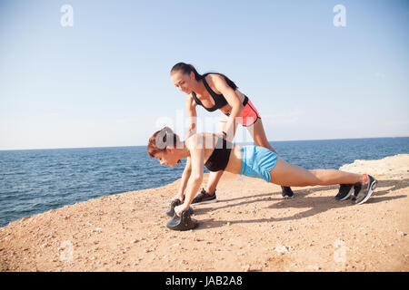 Instructeur de conditionnement physique enseigne une femme de faire du sport Banque D'Images