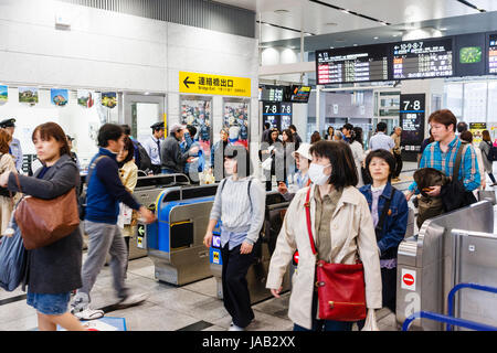 La gare principale d'Osaka l'intérieur. Se rendre à travers la barrière automatique de billets automatiques à côté de la billetterie de la salle avec la porte supérieure. Banque D'Images