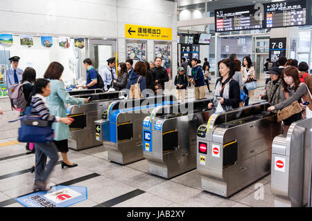 La gare principale d'Osaka l'intérieur. Se rendre à travers la barrière automatique de billets automatiques à côté de la billetterie de la salle avec la porte supérieure. Banque D'Images