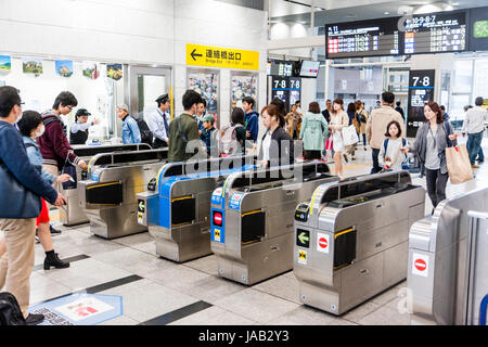 La gare principale d'Osaka l'intérieur. Se rendre à travers la barrière automatique de billets automatiques à côté de la billetterie de la salle avec la porte supérieure. Banque D'Images