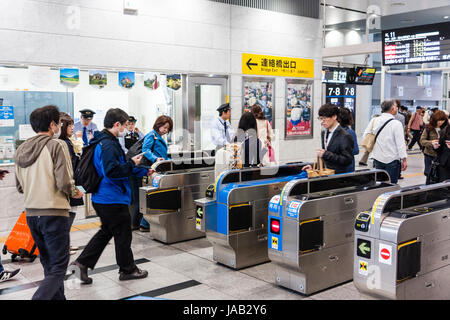 La gare principale d'Osaka l'intérieur. Se rendre à travers la barrière automatique de billets automatiques à côté de la billetterie de la salle avec la porte supérieure. Banque D'Images