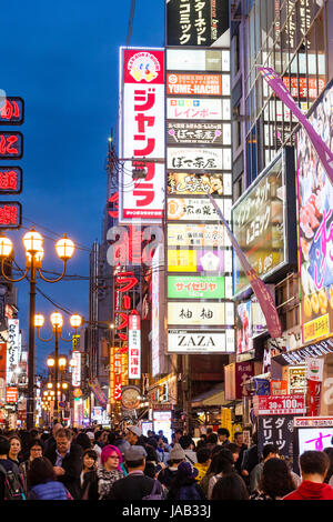 Vue sur la rue Main, dans le plaisir, Dotonbori et centre de divertissement d'Osaka de nuit. Les enseignes lumineuses et la rue bondée. Banque D'Images
