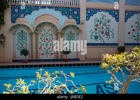 Belles peintures autour de la piscine du Jas villas à Jaipur, Inde Banque D'Images