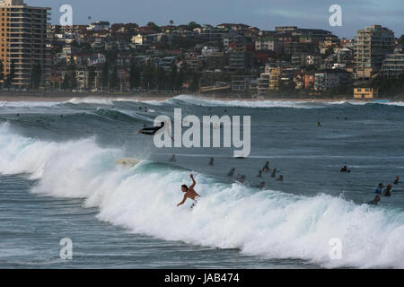 Scène dramatique avec l'internaute de haut vol dans l'air à Manly Beach, Sydney, New South Wales, Australia Banque D'Images