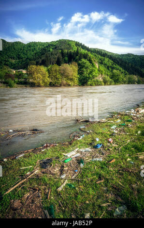 La contamination en plastique dans la nature. Les ordures et les bouteilles flottant sur l'eau. La pollution de l'environnement en Géorgie. Les déchets dans l'eau de rivière. Banque D'Images