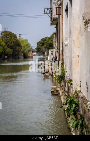 Femme lave-casserole dans le canal, ancienne ville d'eau de Tongli, Suzhou, Province de Jiangsu, Chine Banque D'Images