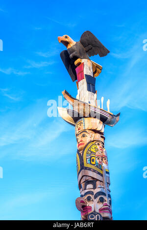 55 pieds de mât totémique haïda sculpté par l'artiste principal et chef héréditaire, 7idansuu, alias "Edenshaw" alias James Hart. La réconciliation est un pôle 800-ye Banque D'Images