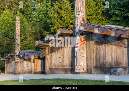 Longue maison haïda et les totems, le Musée d'anthropologie de UBC, Vancouver, Colombie-Britannique, Canada. Banque D'Images