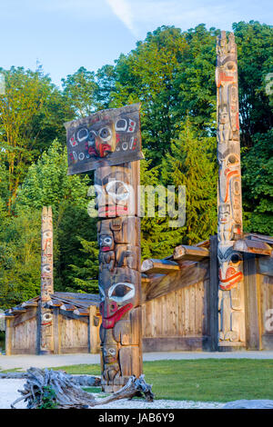 Longue maison haïda et les totems, le Musée d'anthropologie de UBC, Vancouver, Colombie-Britannique, Canada. Banque D'Images