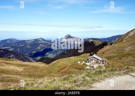 Eine Hütte en den Allgäuer Alpen in Tirol, Oesterreich, in der Mitte der Gipfel markante des Einstein une cabane dans les Alpes d'Allgäu, dans le Tyrol, Autriche, au milieu de l'important sommet de l'Einstein Banque D'Images