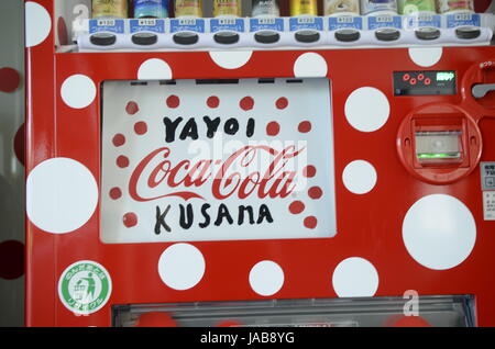 YAYOI KUSAMA - multifonctionnel et Coca Cola distributeur automatique au Musée d'Art de la ville de Matsumoto à Matsumoto, dans la préfecture de Nagano, Japon - 28 juillet 2012. Crédit photo : George Chin/IconicPix Banque D'Images